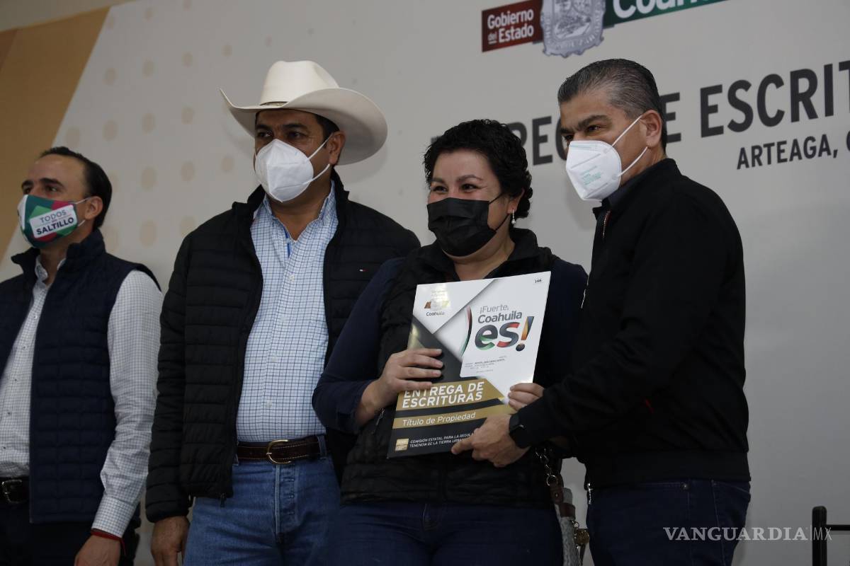 Entregan escrituras a 241 familias de la Región Sureste