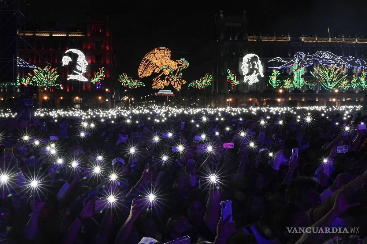 $!Asistentes al concierto gratuito de la banda regional mexicana Grupo Firme en el Zócalo.