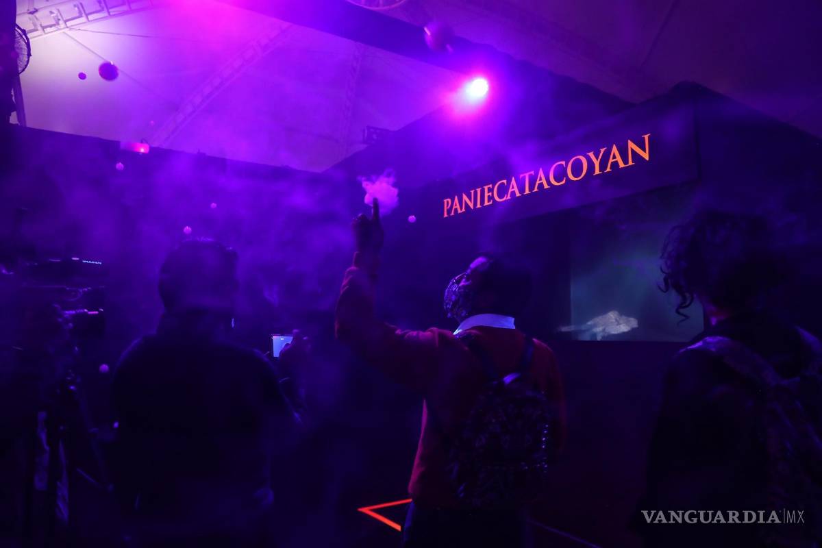 $!Visitantes observan la exposición “Inframundo” con motivo del Día de Muertos en Ciudad de México. EFE/Sáshenka Gutiérrez