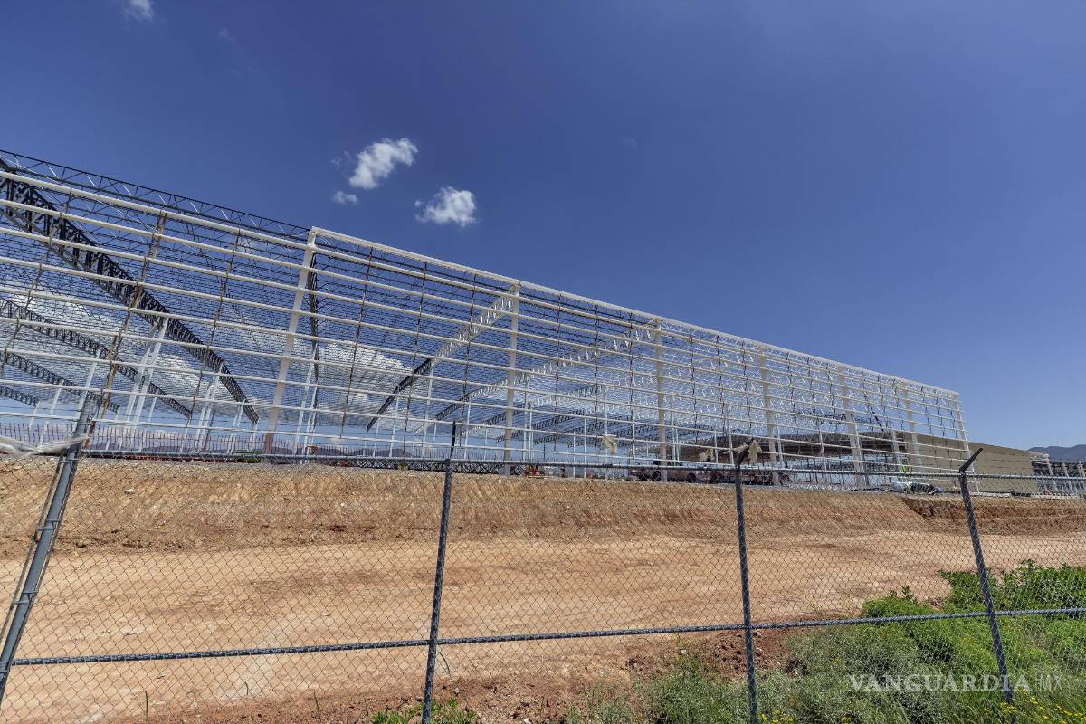 ‘Sin hacer ruido’, Stellantis continúa construyendo naves industriales en Derramadero