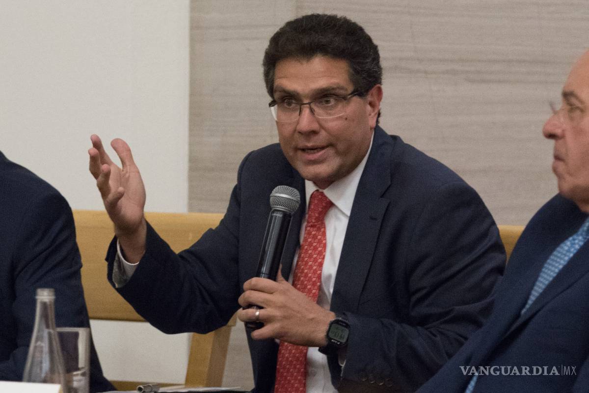 Armando Ríos Piter ya cumple con firmas