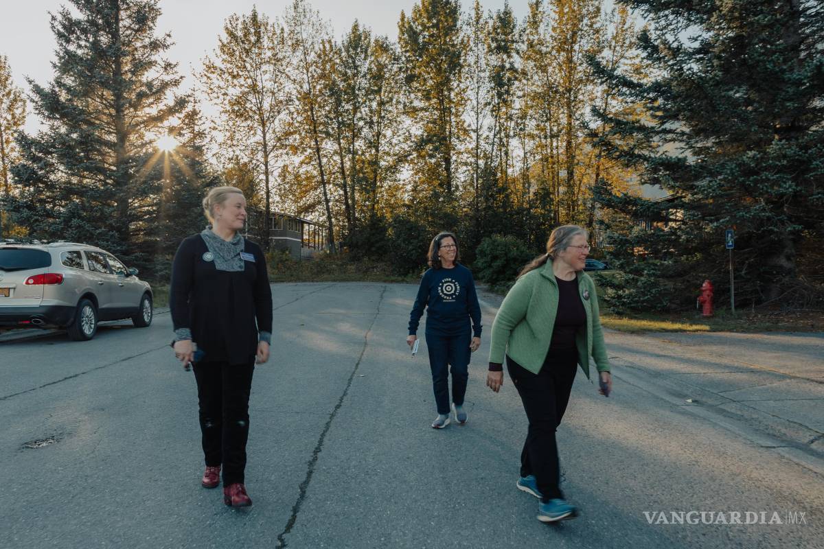 $!Jessica Kusner-Kalarchik, candidata a la Cámara de Representantes de Alaska, hace campaña junto a simpatizantes de Mary Peltola en Valdez, Alaska.