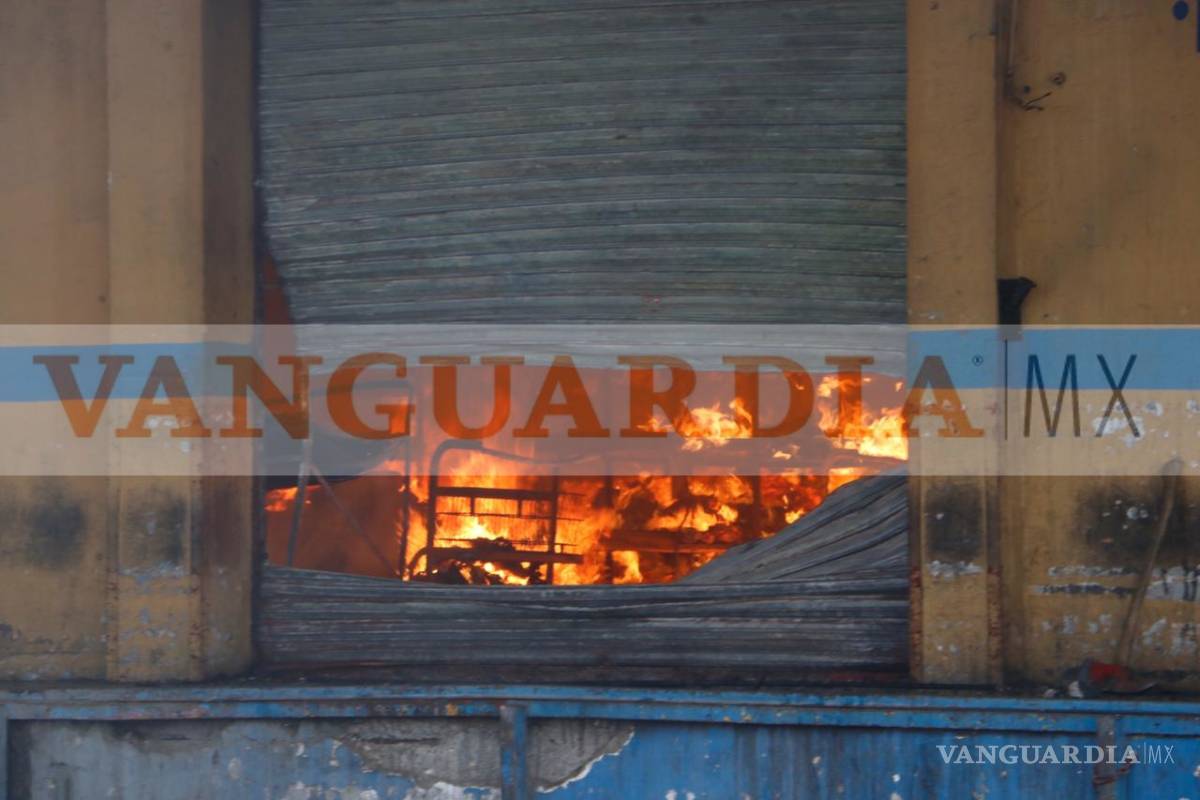 $!Fuerte incendio en bodega a la altura de la Central de Abastos alarma a Saltillo