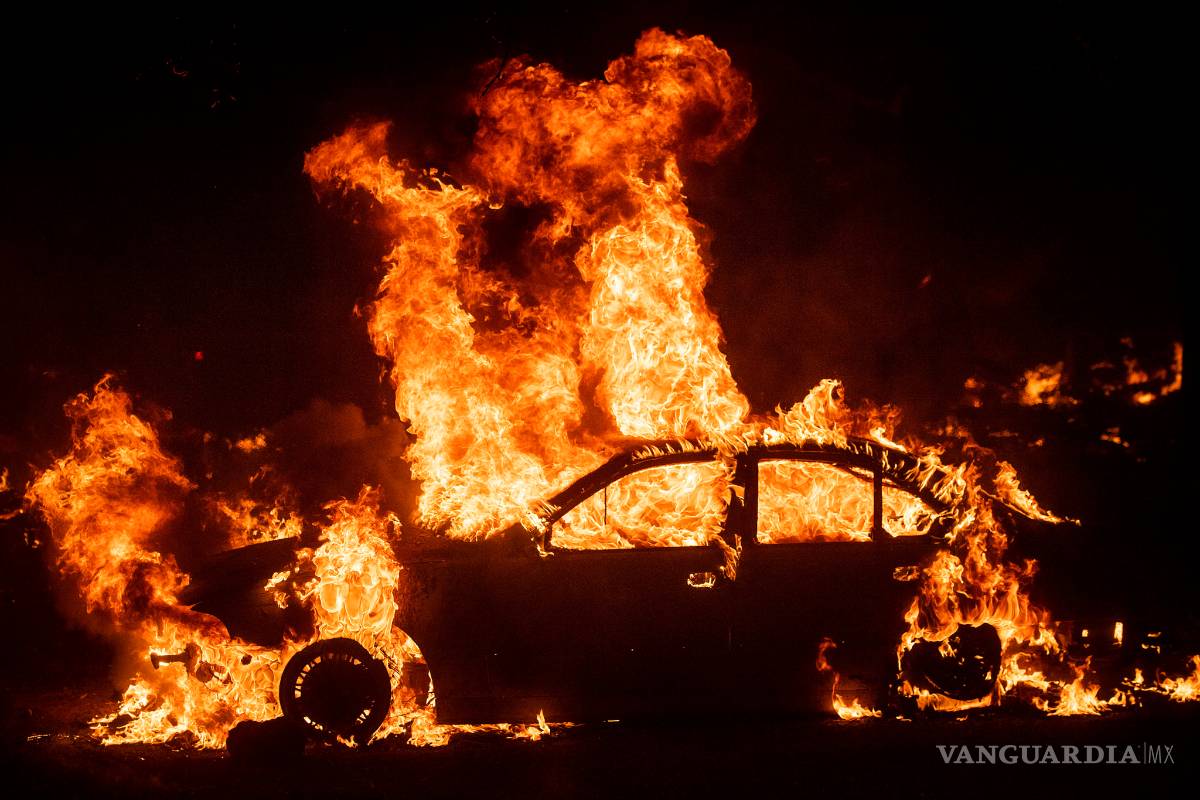 $!Vientos dan vida a incendio en california