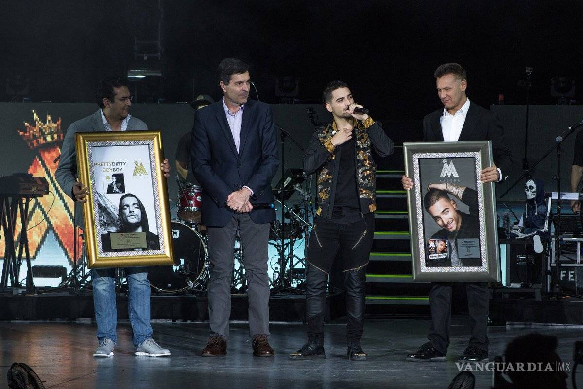 Maluma recibe disco de oro a ritmo de mariachi
