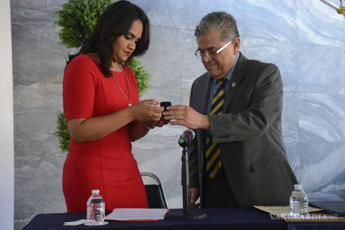 Rinde protesta esposa de exdirector de FCA