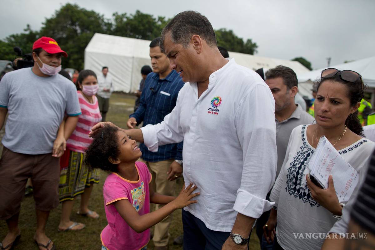 Presidente de Ecuador acompaña a damnificados en ciudades afectadas por sismo