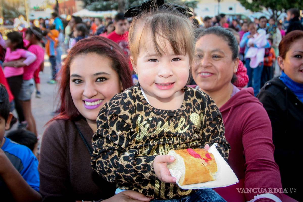 $!Saltillenses comparten gigantesca Rosca de Reyes