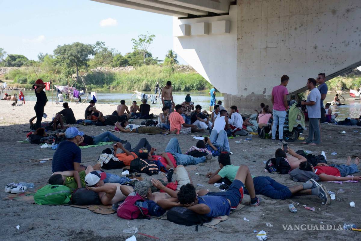 Caravana de 2 mil 500 migrantes intenta ingresar a México; amagan con huelga de hambre si no los dejan pasar