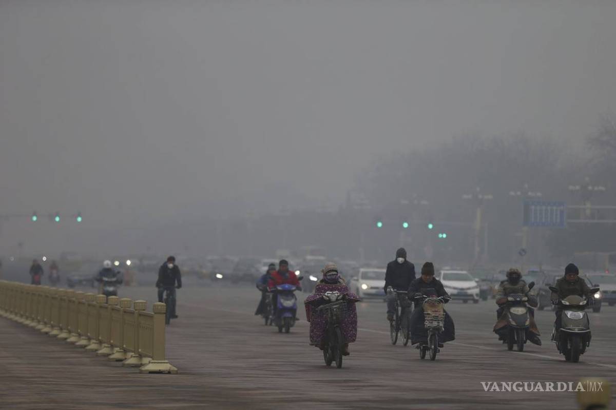 Una nube espesa y gris envuelve a Beijing en por segundo día
