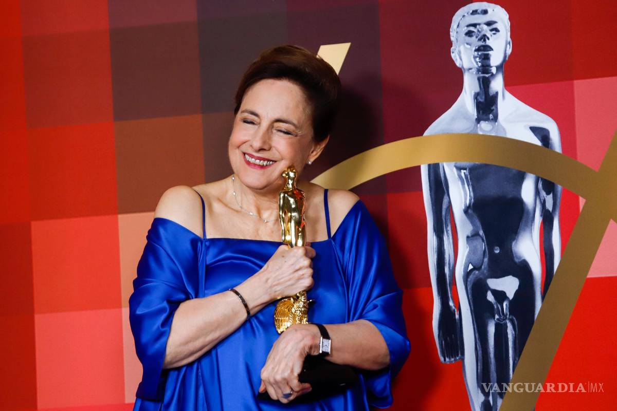 $!La actriz Diana Bracho con su Ariel de Oro a mejor trayectoria, durante la edición 64 de la entrega de los premios Ariel en la Ciudad de México (México).