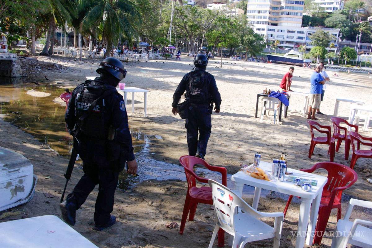 $!En las imágenes se observa cómo las personas que estaban bañándose en la playa Manzanillo salen buscando refugiarse de los balazos.