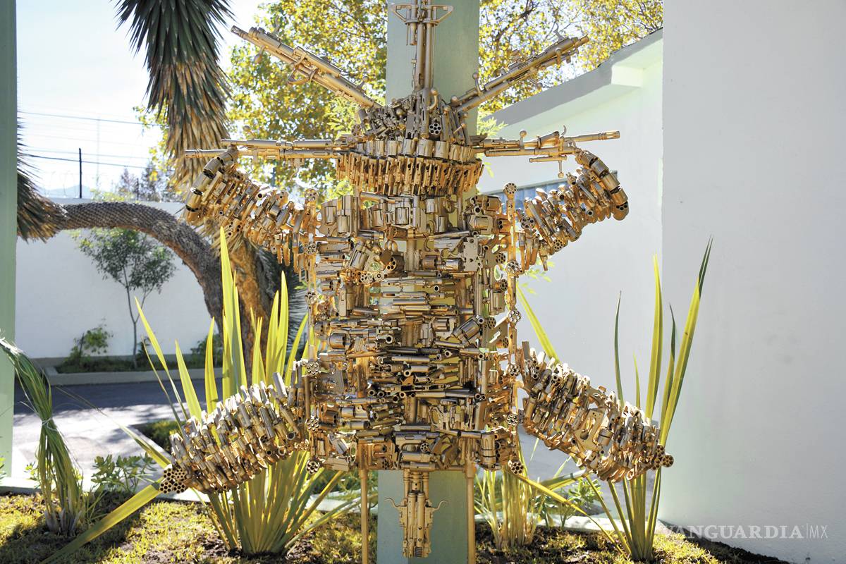 El hombre que convierte armas en arte