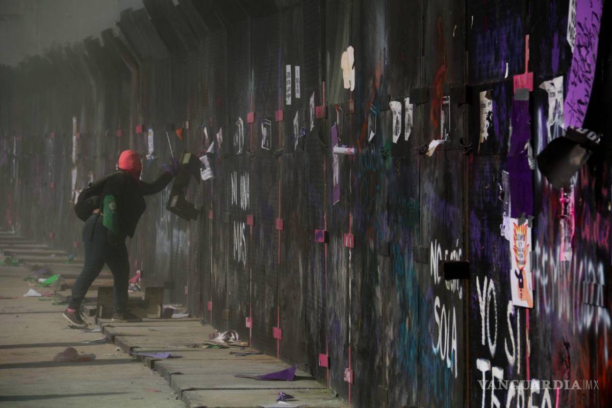 $!Estudiantes, empleadas y activistas marcharon vestidas de color morado, verde y negro con pancartas con las leyendas “Calladita no me veo”, “Estar de suerte ahora, es estar viva”, “Si mañana soy yo, quemen todo”.