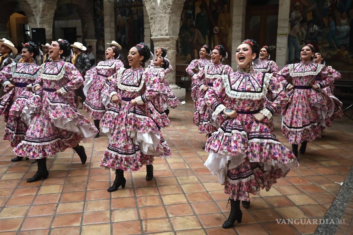 $!Unen la tradición y el orgullo a través del baile folklórico con gala de danza en Saltillo