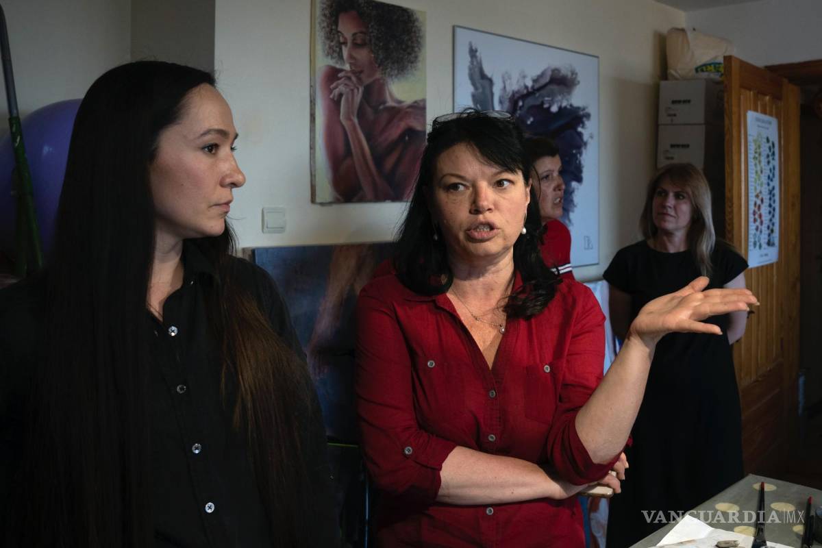 $!Olena Sokalska (d) autora del proyecto “Alive. True Stories of Love”, habla con Iryna Farion en un estudio de arte en Kiev, Ucrania.