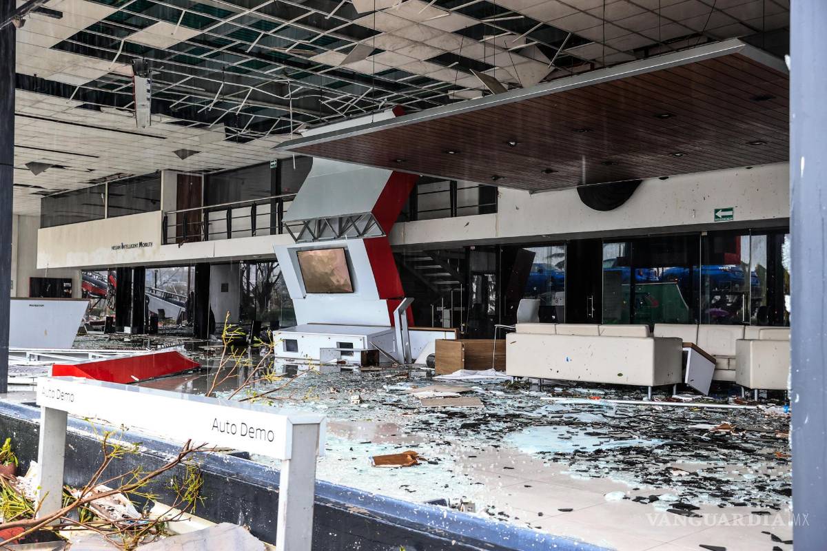 $!Fotografía de escombros en una oficina afectada por el paso del huracán Otis en el balneario de Acapulco, en el estado de Guerrero, México.