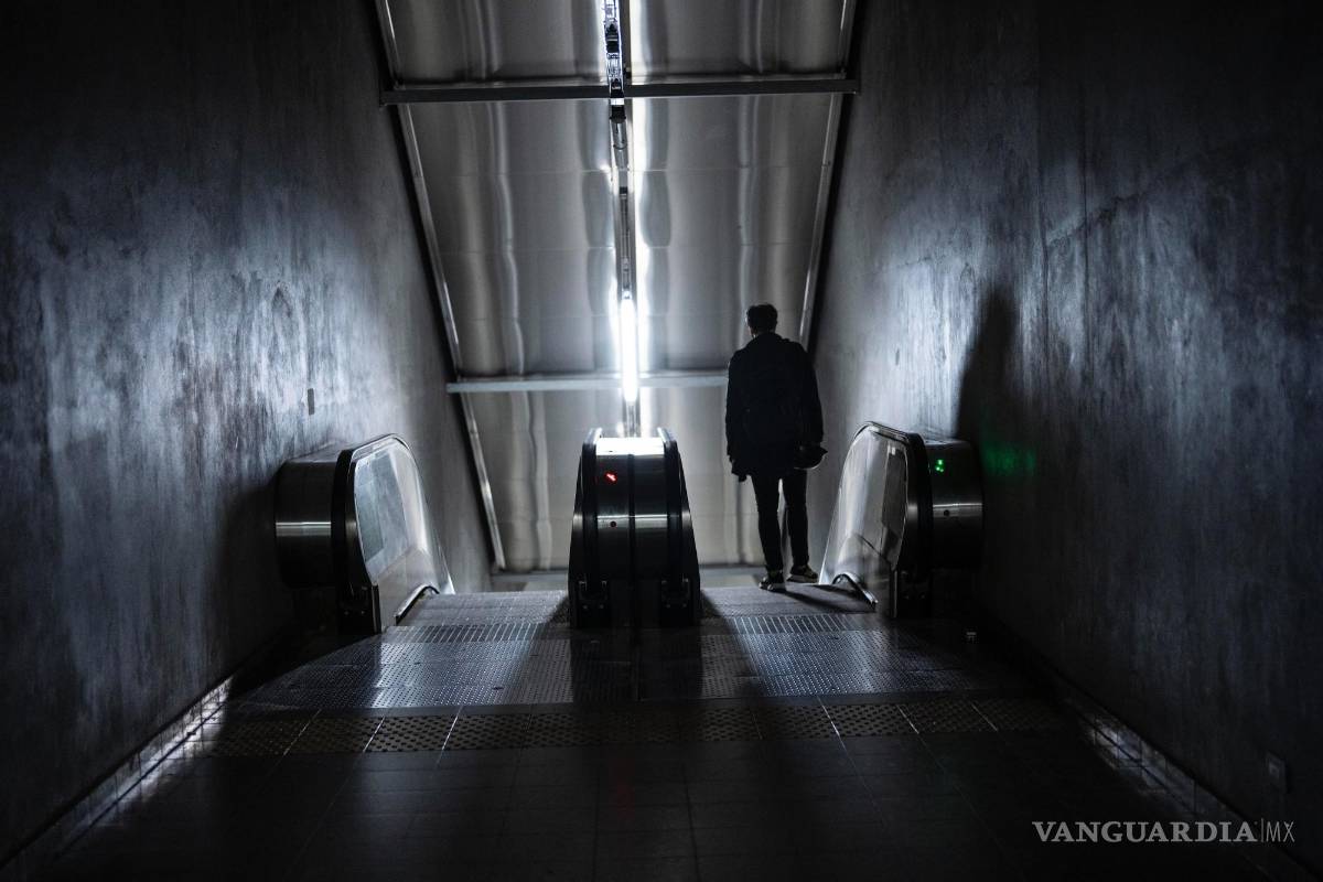 $!Un hombre se encamina a tomar el metro en una estación de Buenos Aires, Argentina.