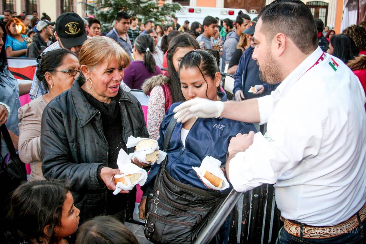 $!Saltillenses comparten gigantesca Rosca de Reyes