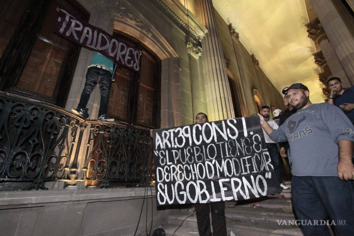 $!32 detenidos y 6 lesionados es el saldo final por protestas en Nuevo León