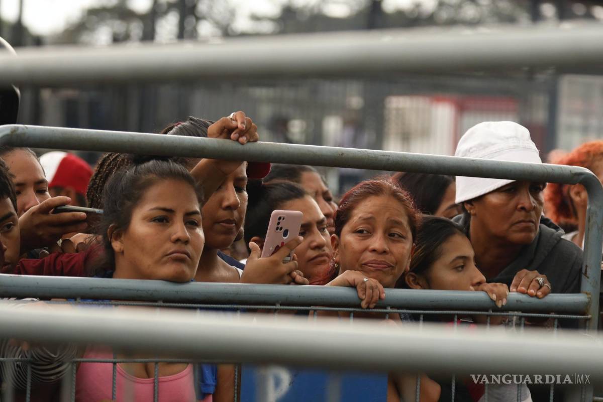 $!Amigos y familiares de presos esperan noticias de sus seres queridos tras los enfrentamientos en la Penitenciaría del Litoral de Guayaquil, Ecuador.