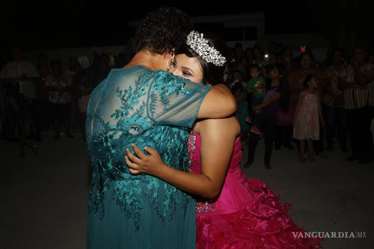 $!XV de Perla Yadira, un triciclo y Sabinas
