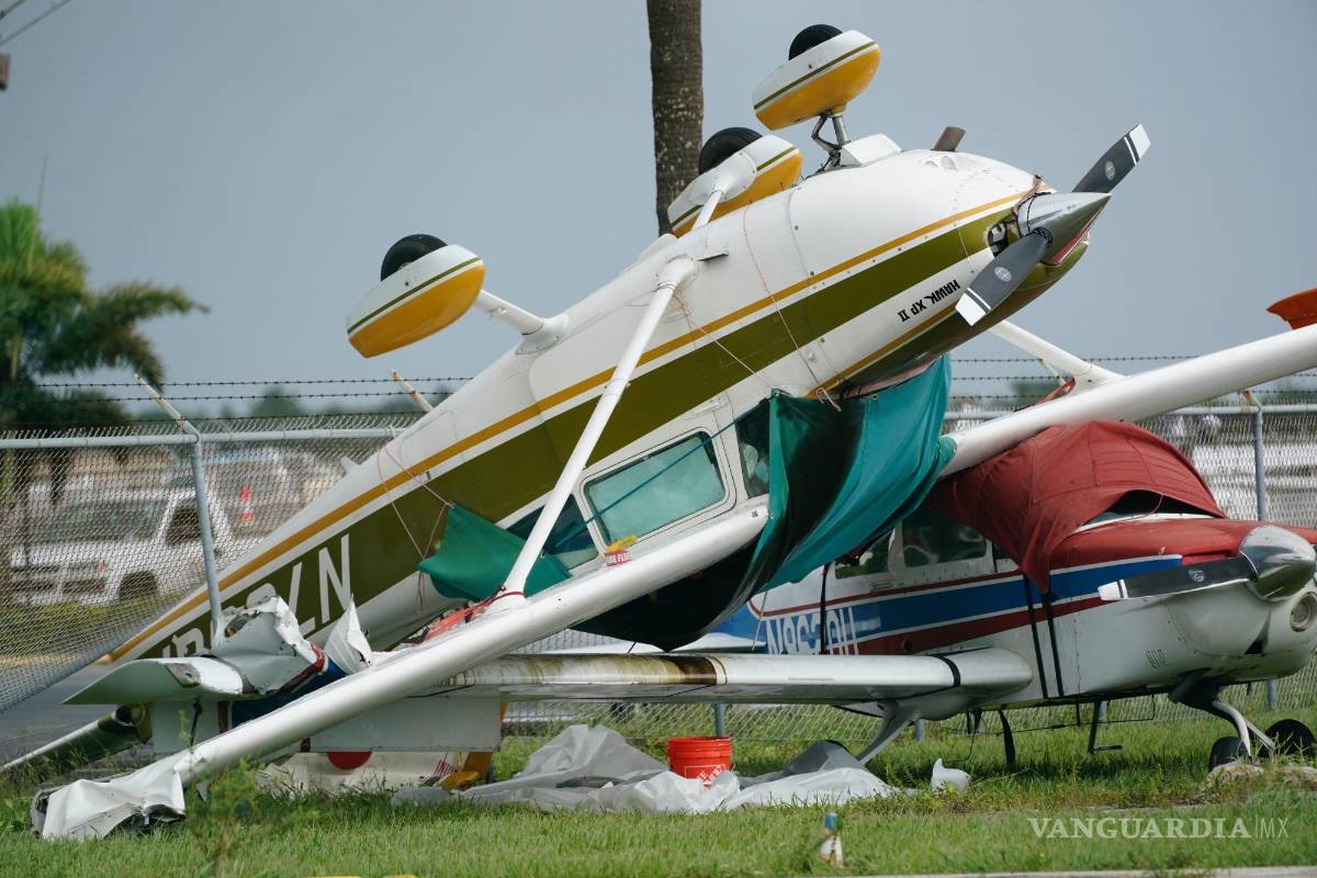 $!Una avioneta volcado producido por las bandas exteriores del huracán Ian en el aeropuerto North Perry en Pembroke Pines, Florida.