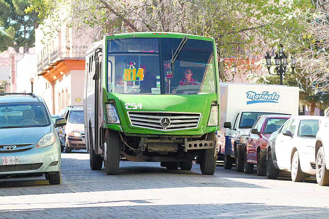 'Por sus pistolas', choferes aumentan tarifas del transporte urbano de Saltillo