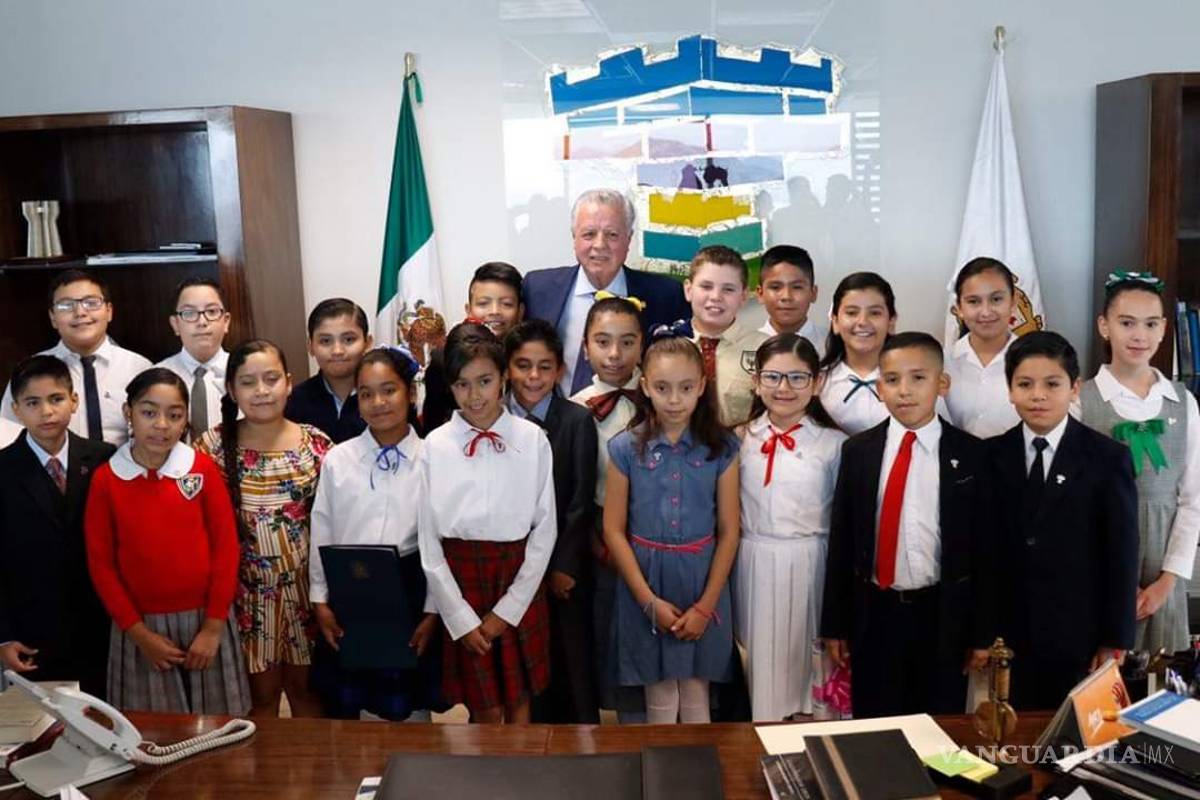 Convive alcalde Jorge Zermeño con niños de Torreón