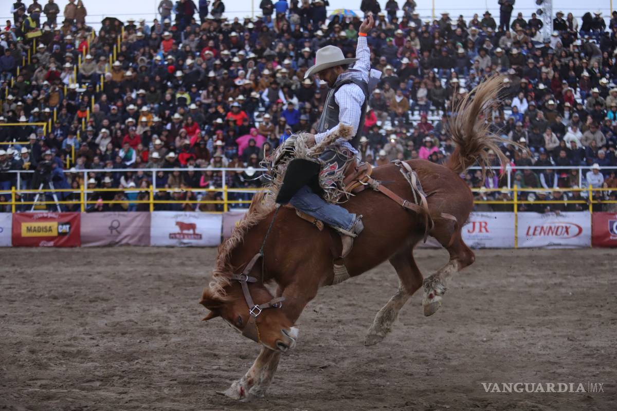 En 'la ciudad más vaquera de México', ni frío ni lluvia impiden gran éxito en el Rodeo Saltillo Expo and Fest 2019