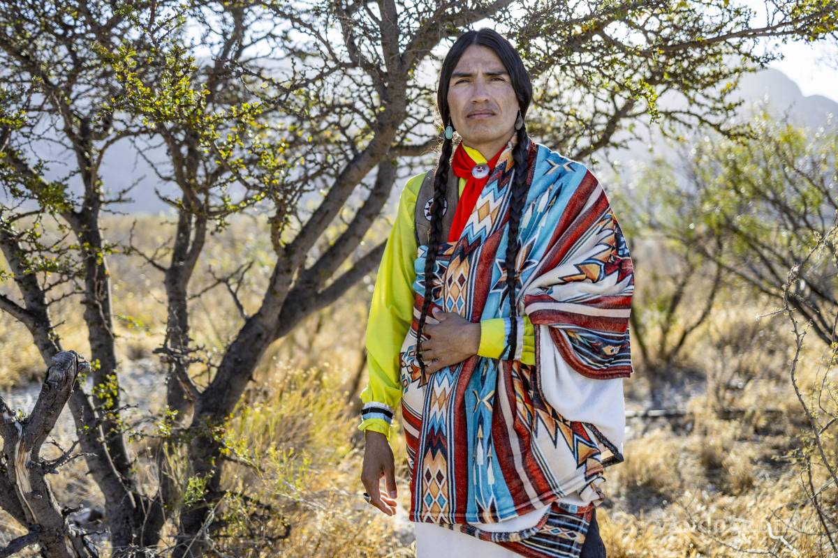 $!Juan Longoria Granados, representante de la Nación Ndé, celebra el regreso del bisonte americano, una especie importante para la cosmovisión de su etnia.