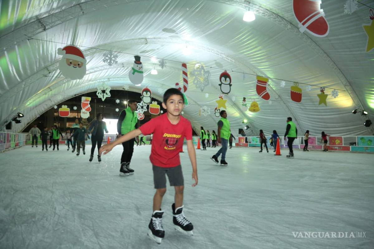 Atrae pista de hielo a más de 4 mil saltillenses
