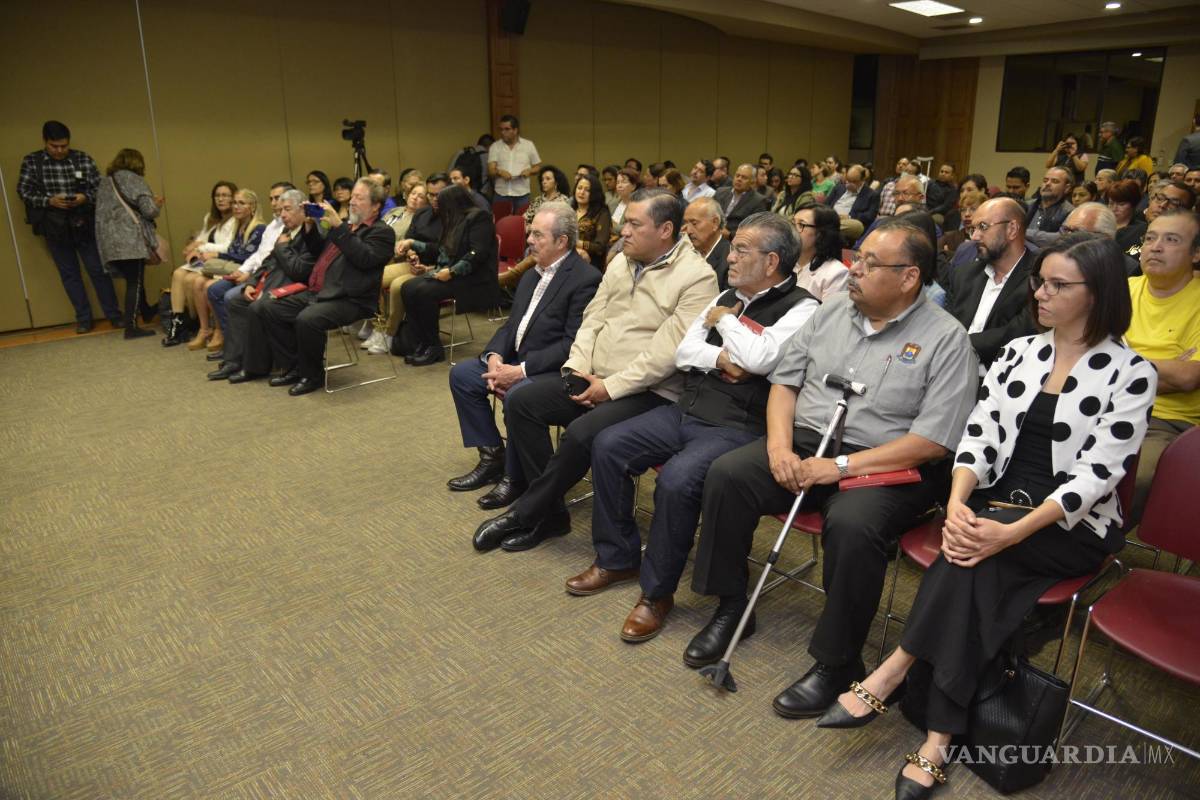 $!En su libro, Mendoza analiza la crisis y el acoso de los periodistas por parte del crimen organizado.