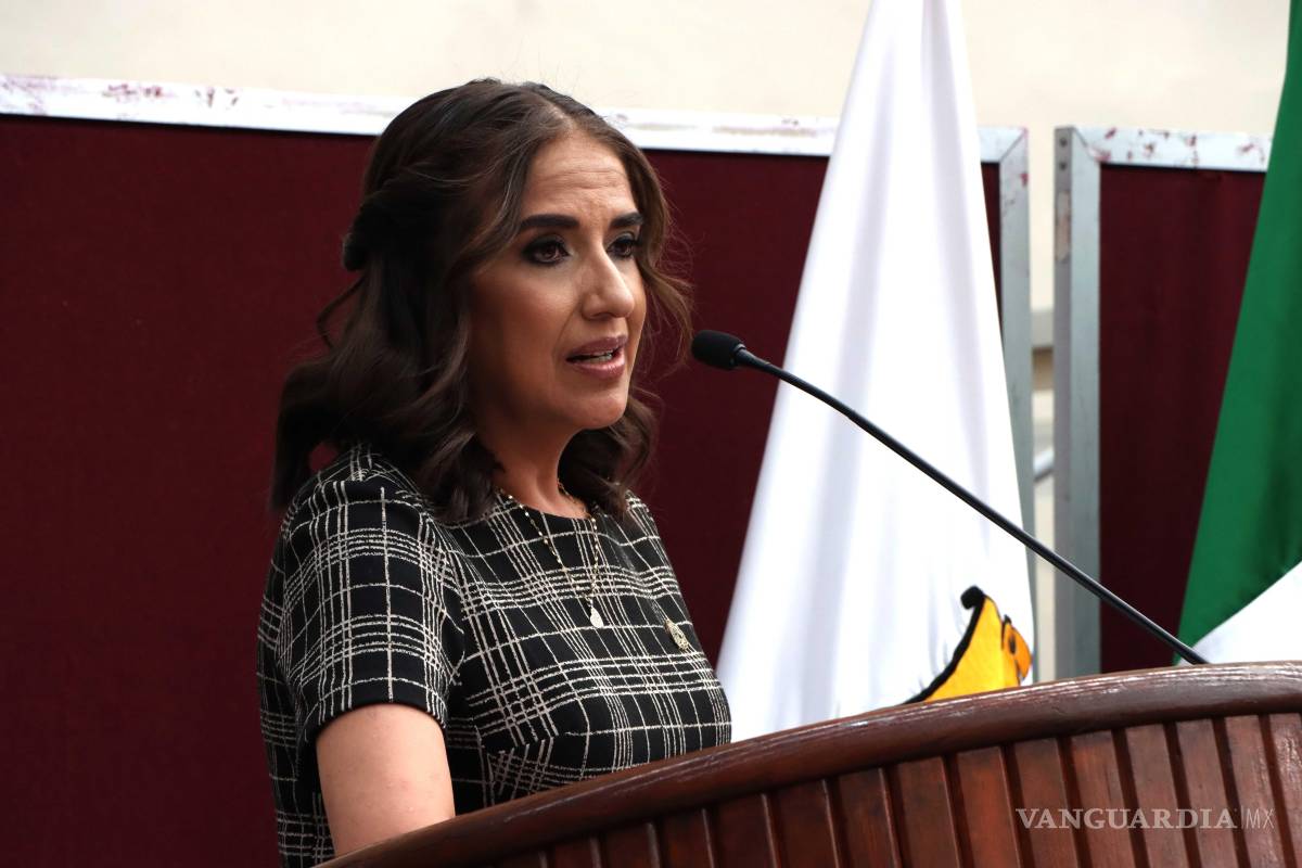 $!La directora Ania Sánchez Ruiz encabezó la ceremonia y dirigió un mensaje de aliento a los egresados.