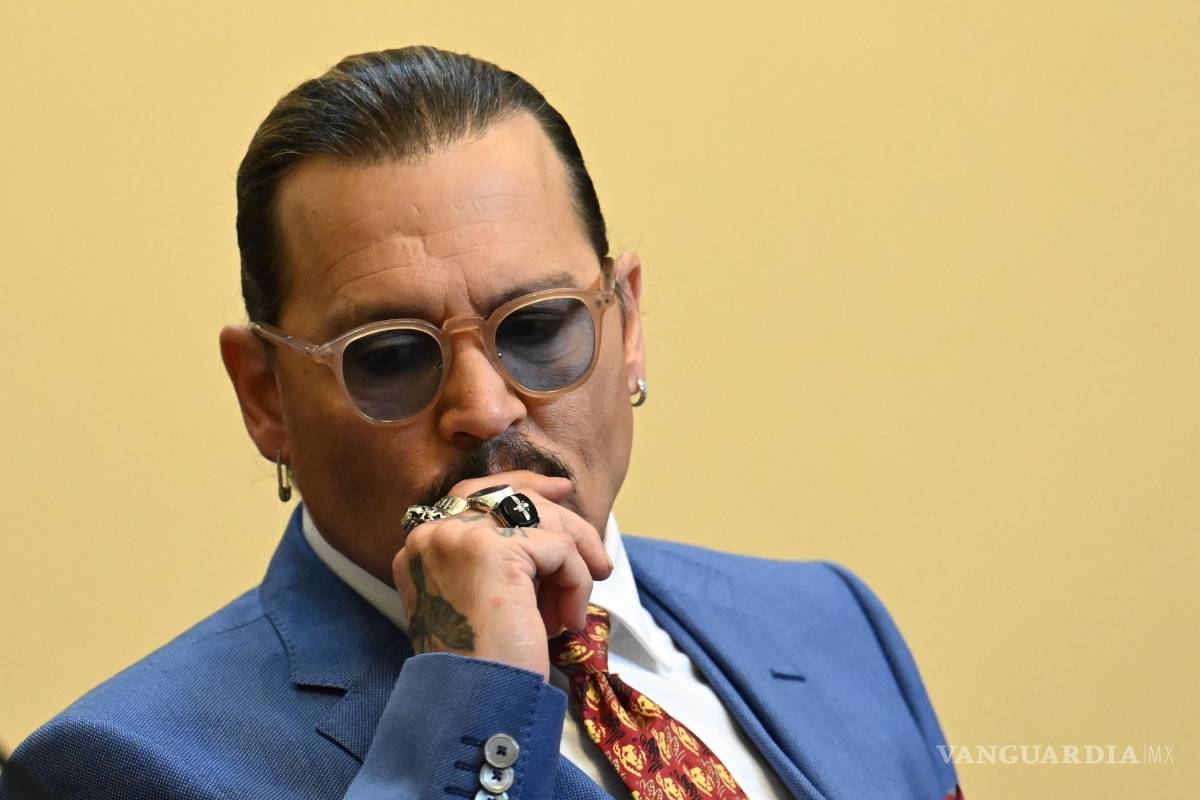 $!El actor estadounidense Johnny Depp escucha durante el juicio en el juzgado de circuito del condado de Fairfax en Fairfax, Virginia.
