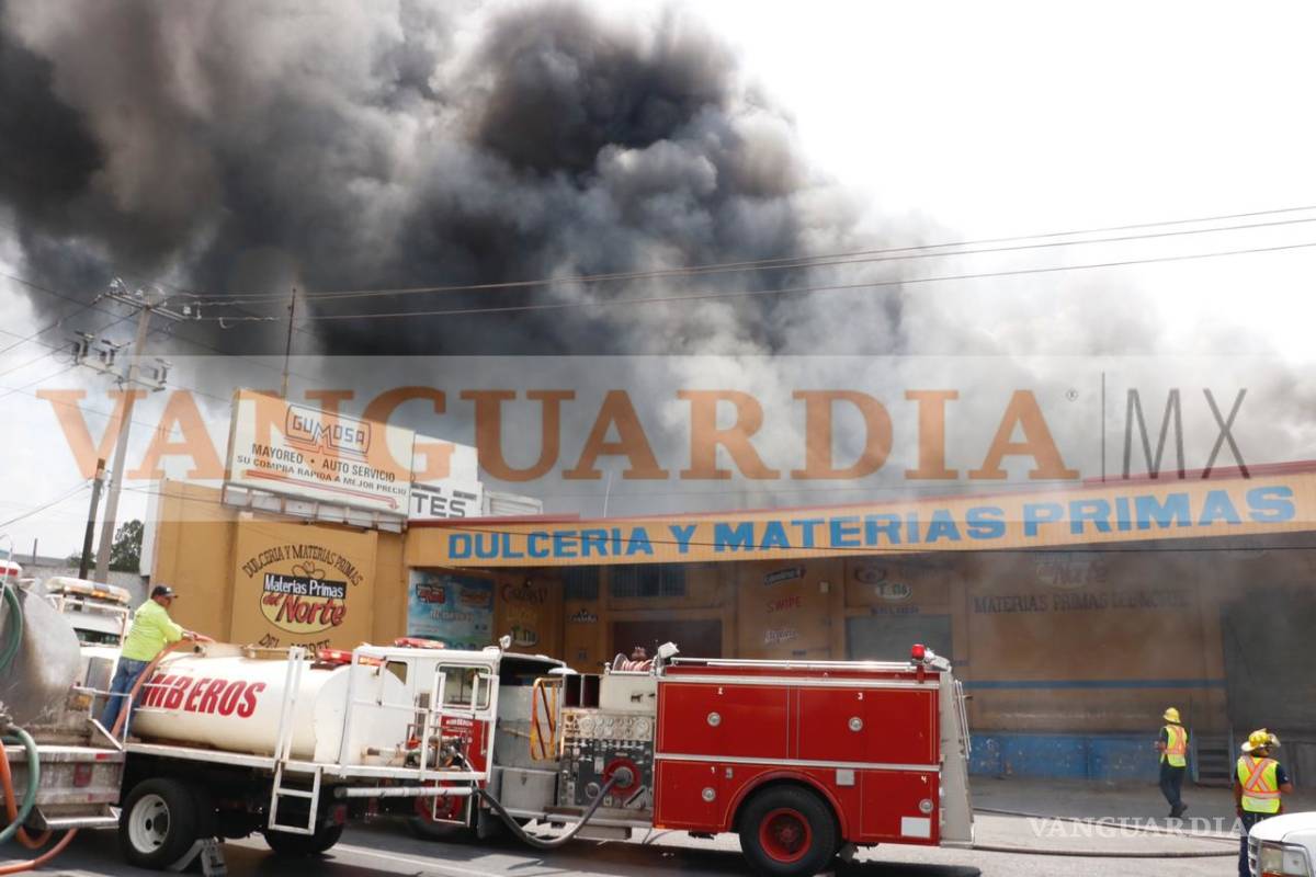 $!Fuerte incendio en bodega a la altura de la Central de Abastos alarma a Saltillo