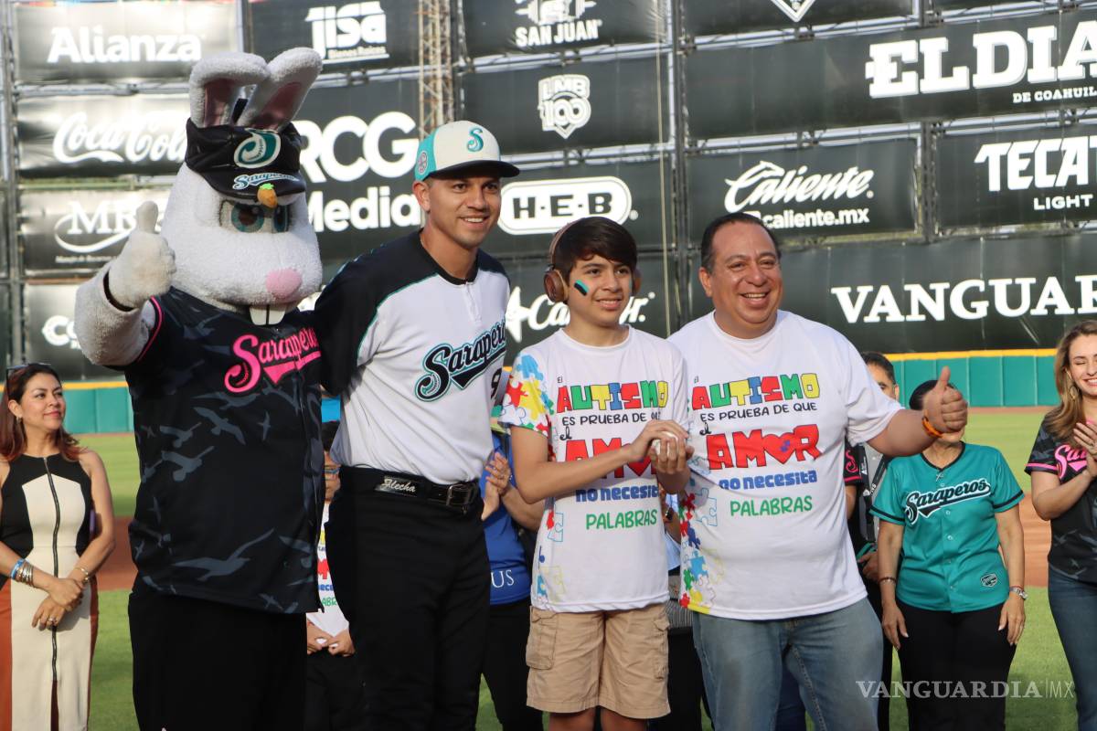 $!El niño Diego Alejandro Martínez Rueda realizó el primer lanzamiento.
