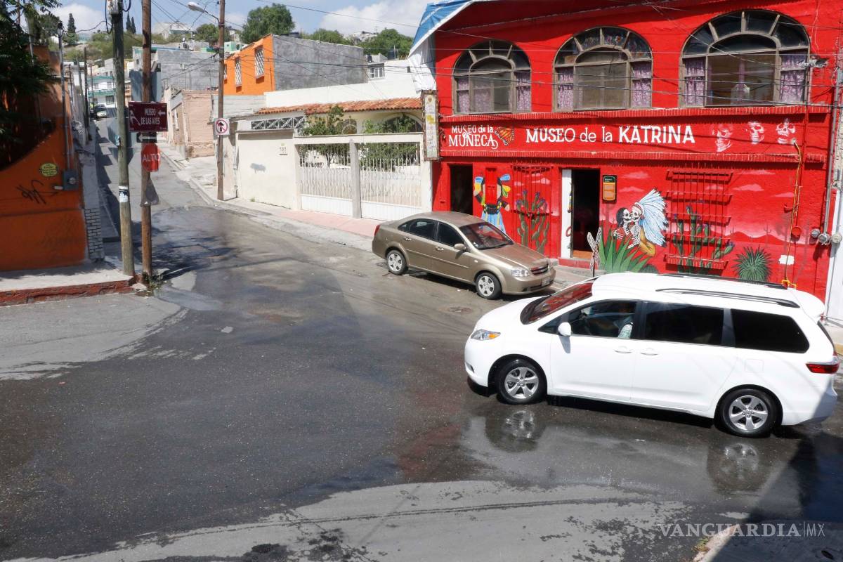 $!Fuga de aguas negras invade pasillo cultural del primer cuadro de Saltillo