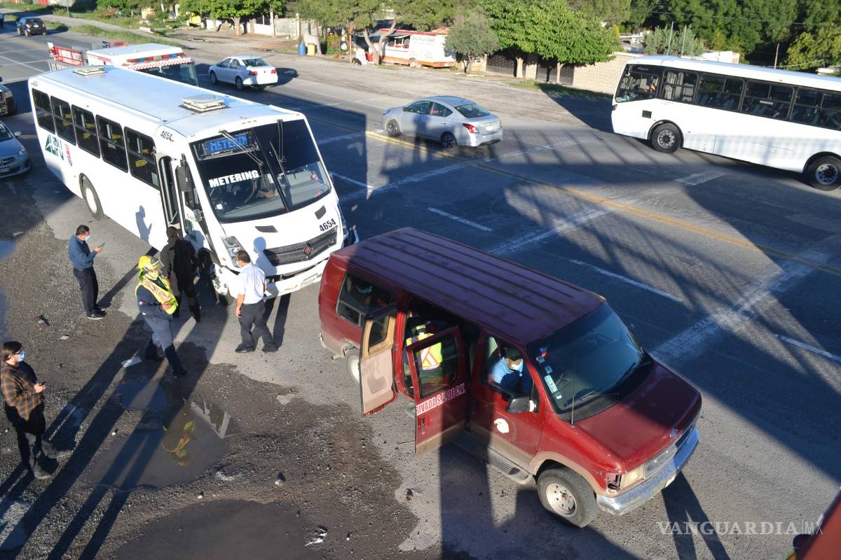 Chocan dos unidades de transporte de personal en la carretera a Zacatecas