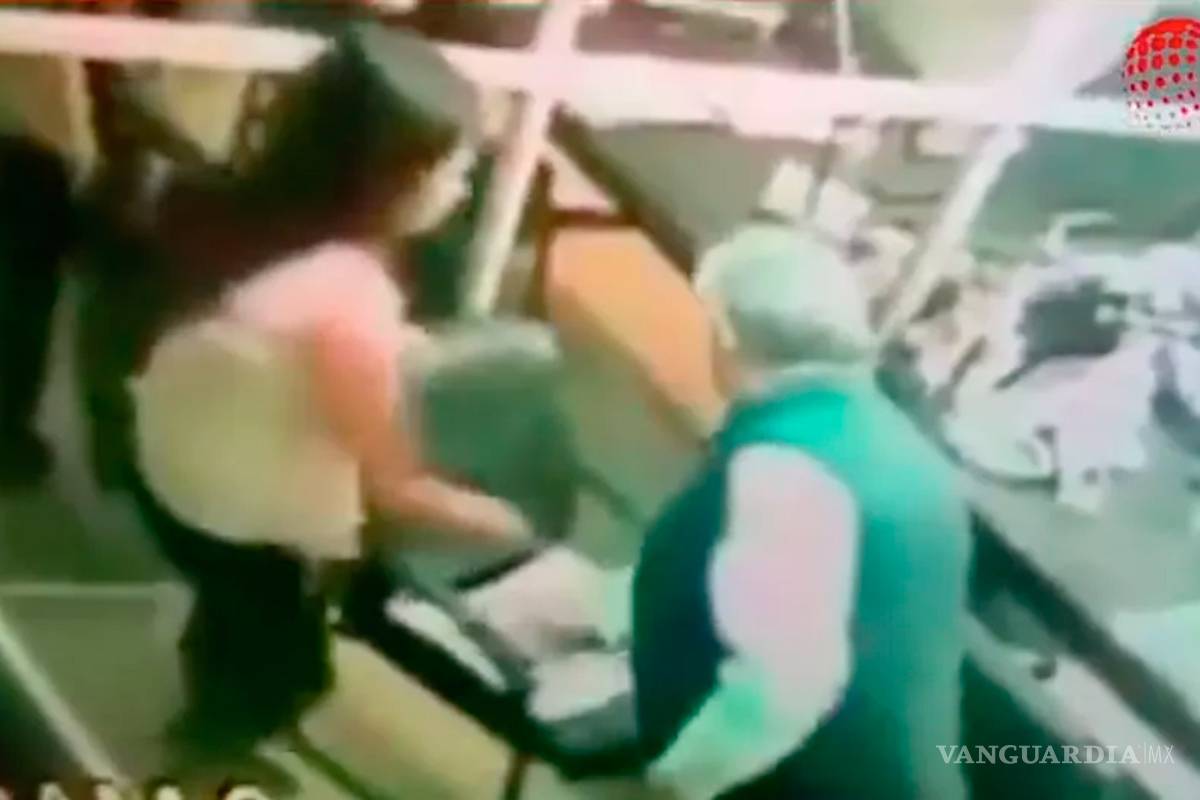 Mujer que dio sexo oral a funcionario de la CFE fue despedida; él conservó su empleo