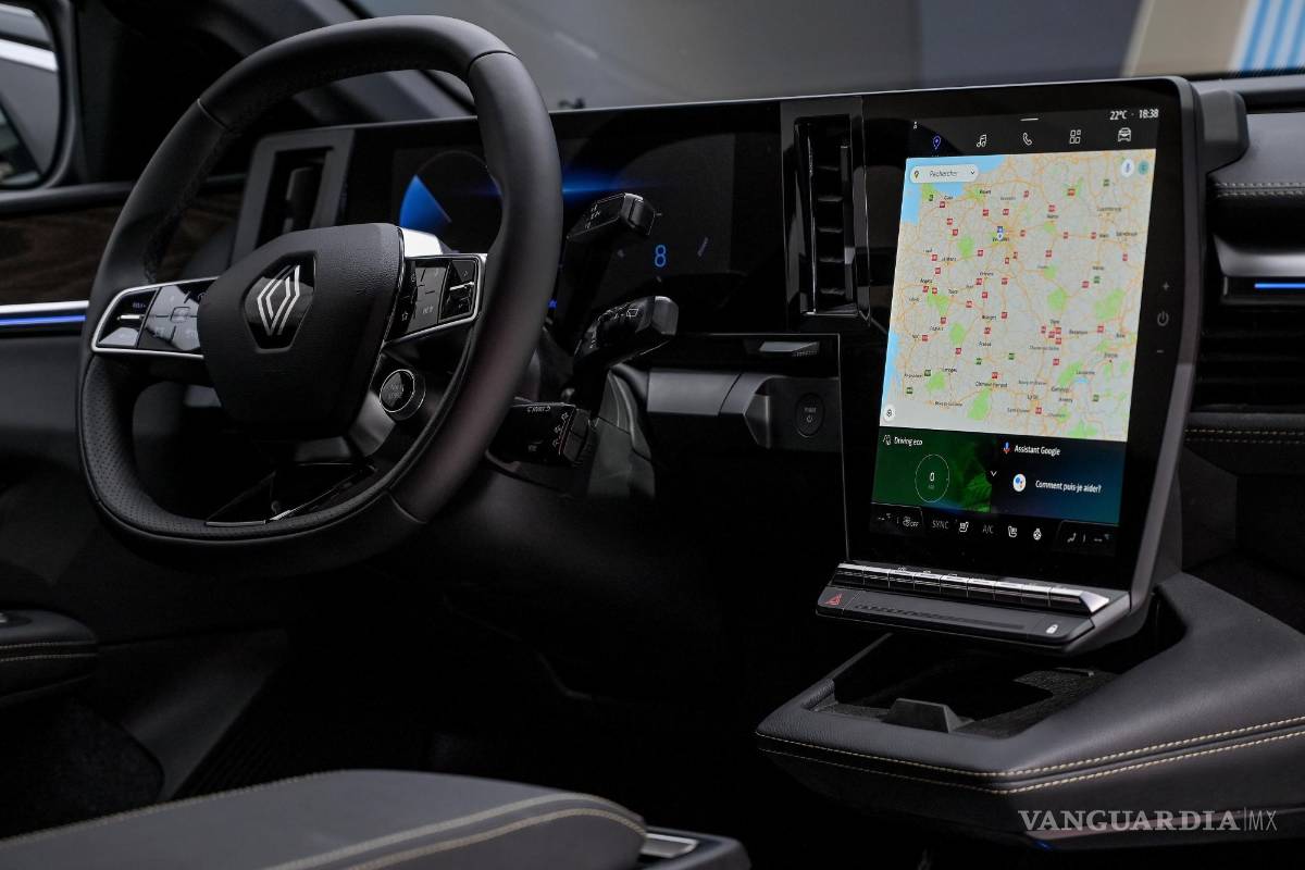 $!Una vista del interior del totalmente nuevo Renault Megane E-Tech 100% eléctrico en exhibición en el primer día de vista previa para la prensa del Salón Internacional del Automóvil IAA en Munich, Alemania. EFE/EPA/Sascha Stenbach