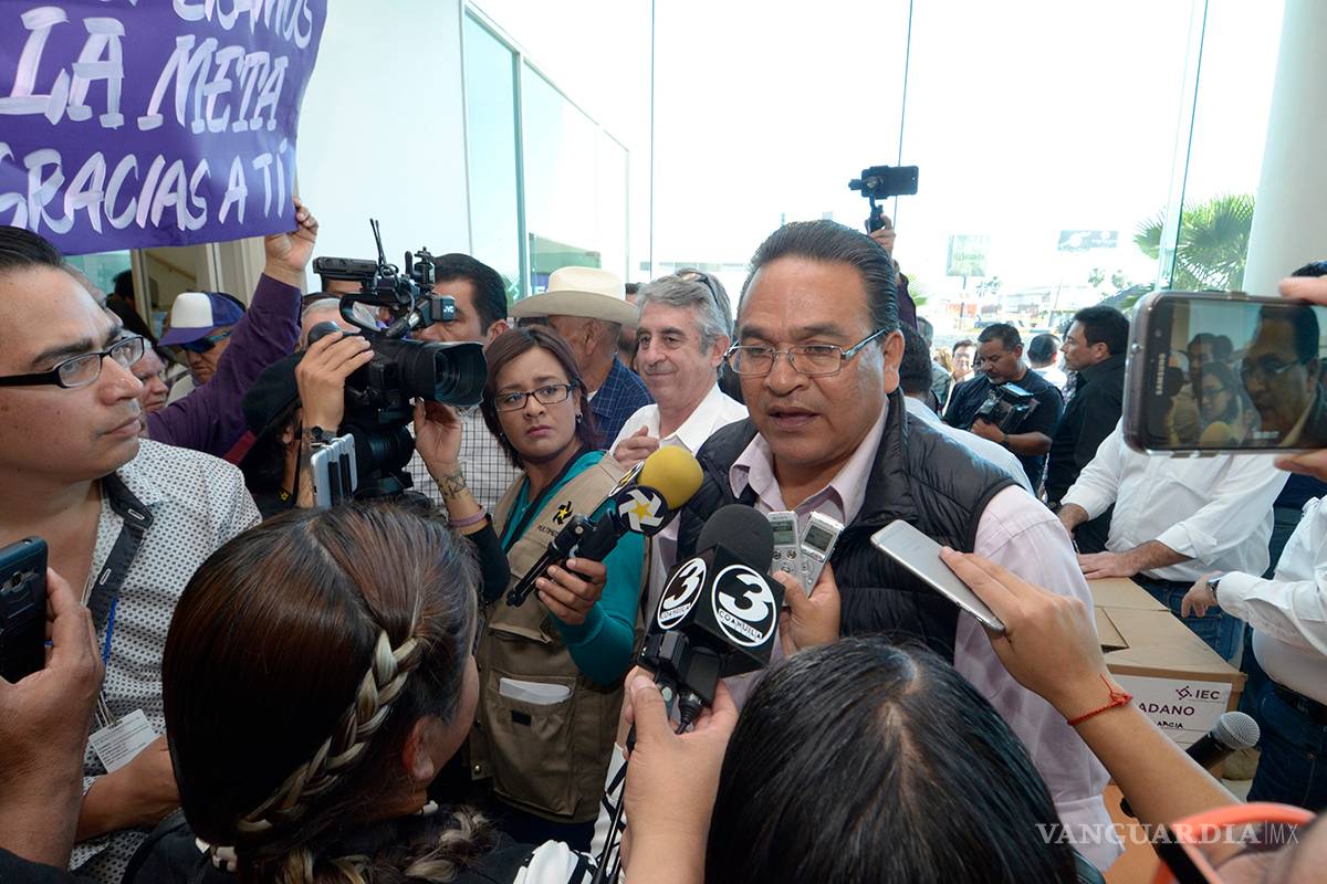 $!Entrega Javier Guerrero 47 mil firmas para su registro como candidato independiente por Coahuila; promete llegar a 200 mil