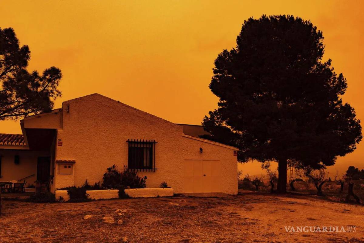 $!En la imagen se ve el cielo color naranja sobre una casa en Navares, España, debido al polvo de Sahara.