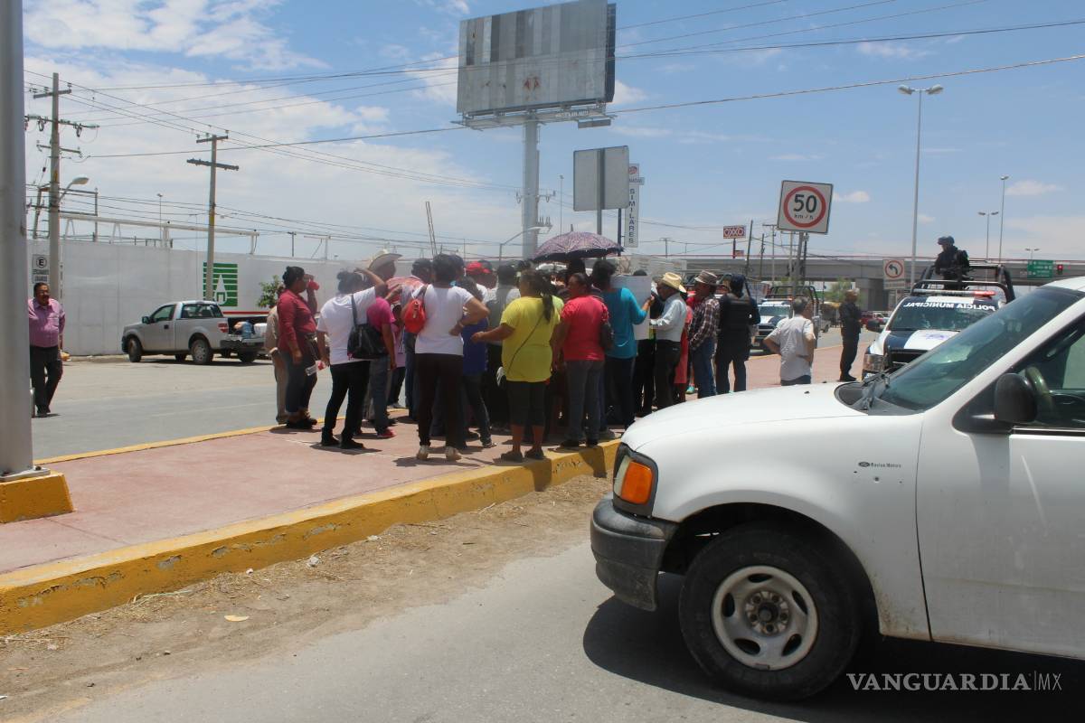 $!Habitantes de ejido de Viesca bloquean carretera por falta de agua