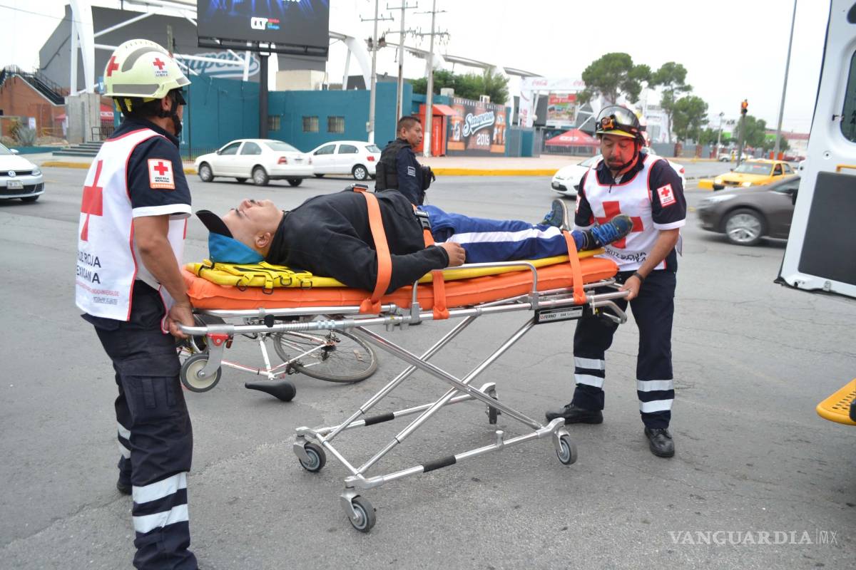 Distracción de ciclista lo manda a un hospital