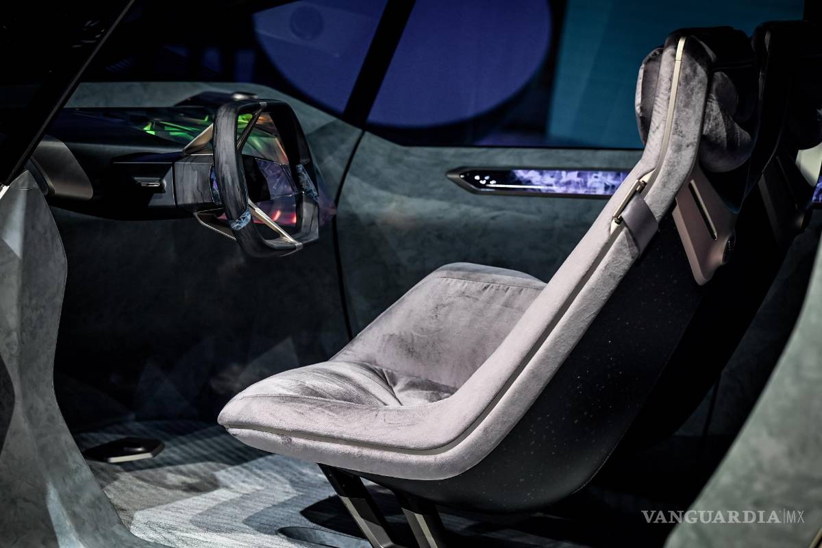 $!Una vista del interior del BMW Vision CirCular en exhibición en el primer día de vista previa para la prensa del Salón Internacional del Automóvil IAA en Munich, Alemania. EFE/EPA/Sascha Stenbach