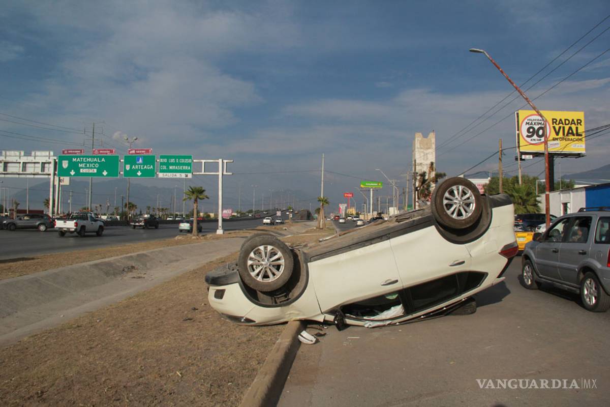 Menor vuelca en Saltillo, huye y deja mujer lesionada