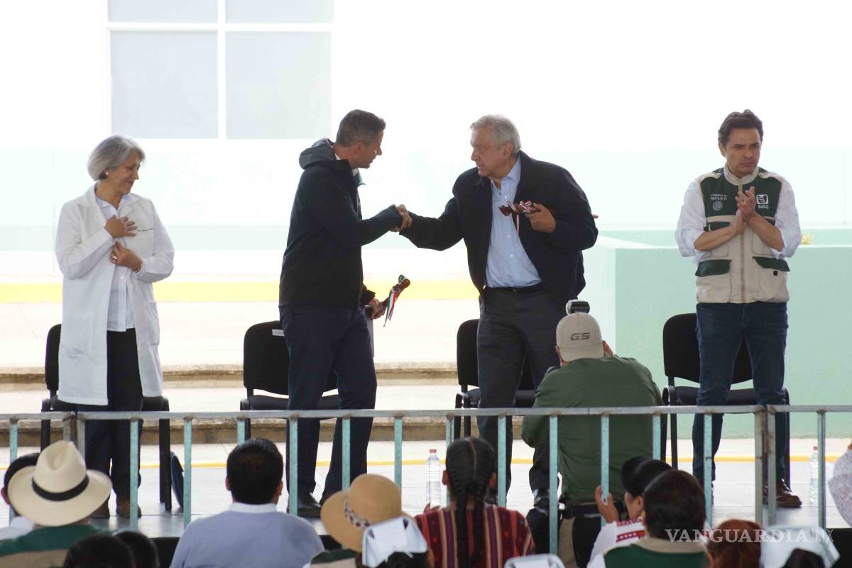 $!'Me la quería comer a besos, pero no puedo por la sana distancia': AMLO