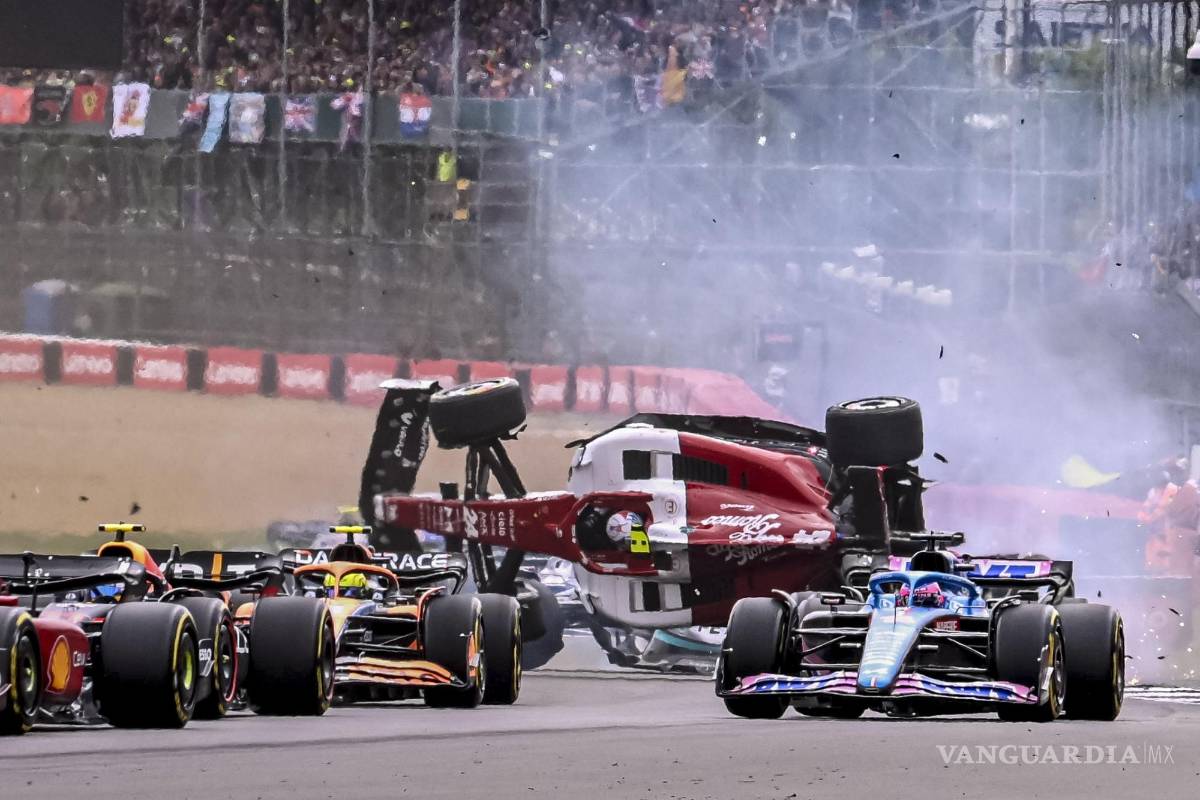 $!Aspectos del accidente de Guanyu Zhou de Alfa Romeo.