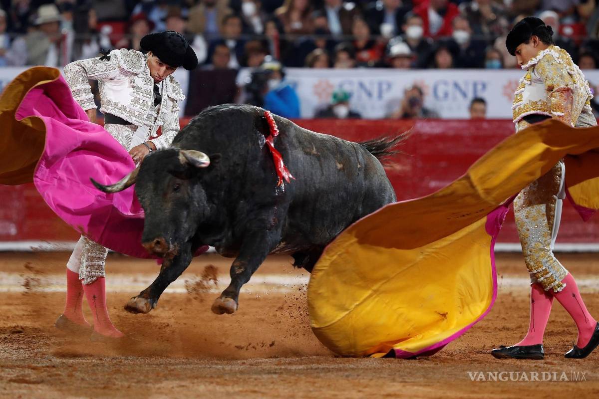 $!Los toreros mexicanos Luis David (i) y Diego Valadez (d) lidian al toro “Suspiro” de 482 kg, durante la corrida nocturna de la temporada grande de Las Luces, en la reapertura de la Plaza de Toros México en Ciudad de México. EFE/Mario Guzmán